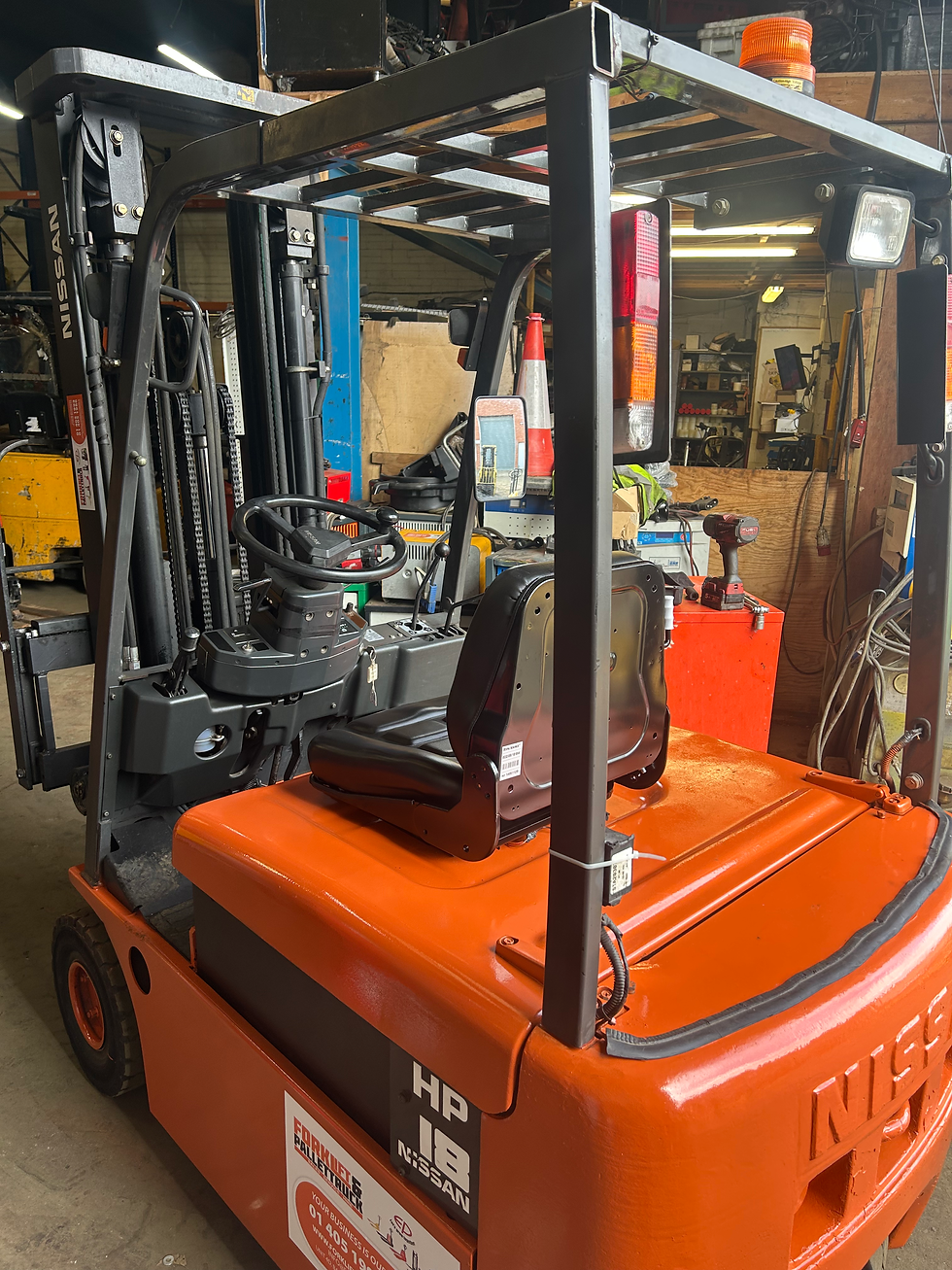 Thumbnail: Nissan 3 wheel forklift 