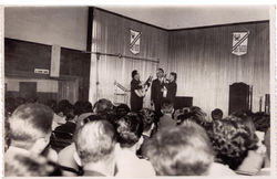 Trio continental radio
