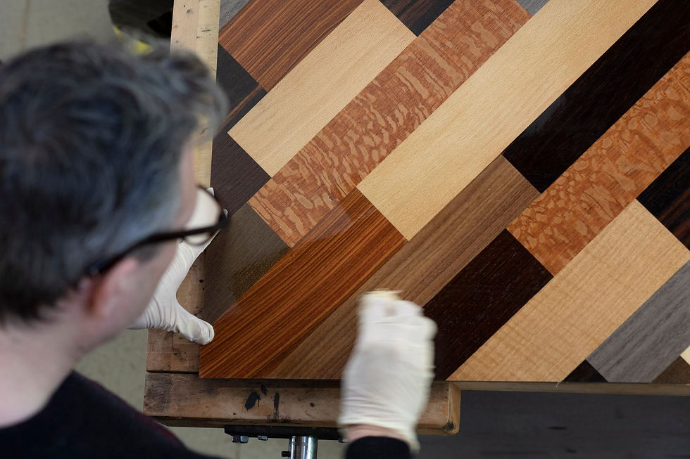 Vue rapprochée d’un établi d’ébéniste avec outils traditionnels en bois