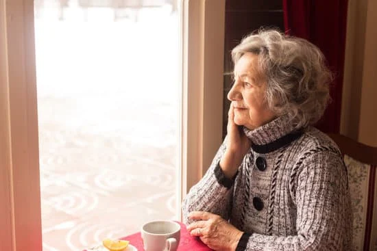 Femme senior boit un the en ehpad en toute intimite