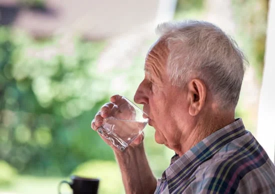 homme-senior-ehpad-boit-verre-eau-sans-soif-hydrate-hydratation