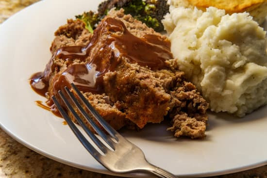 assiette-viande-hachee-puree-brocolis-vapeur-sauce