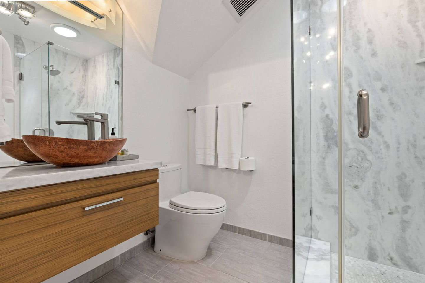 the charnic full bathroom