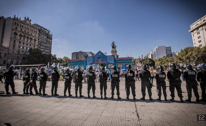 El gobierno patotea a los docentes