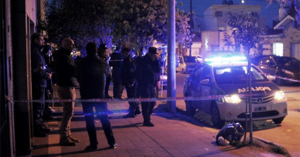 La policía, en un operativo propio de la dictadura, detiene a jóvenes por poseer aerosoles y panflet