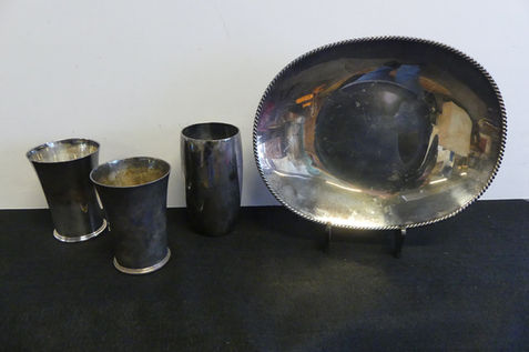 Drei Becher und eine ovale Schale aus Silber