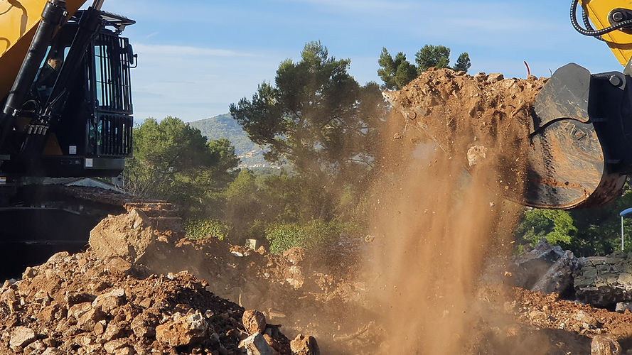 Location de pelle hydraulique avec chauffeur spécialisé pour des travaux de terrassement efficaces dans les départements de la région PACA