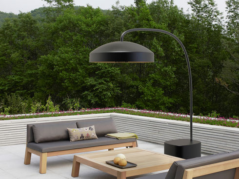 HEATSAIL DISC outdoor light with integrated infrared heating and sleek curved arm