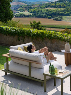 BLISS modular daybed corner – aluminium outdoor sofa with teak armrests in relaxed setting