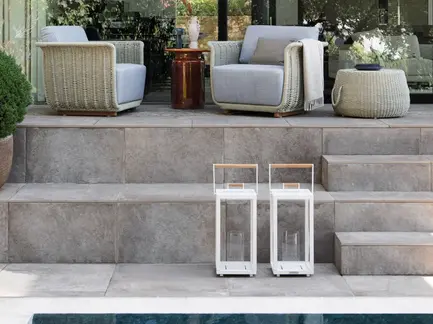 ALBA Lantern – Outdoor placement in a high-end residential setting.