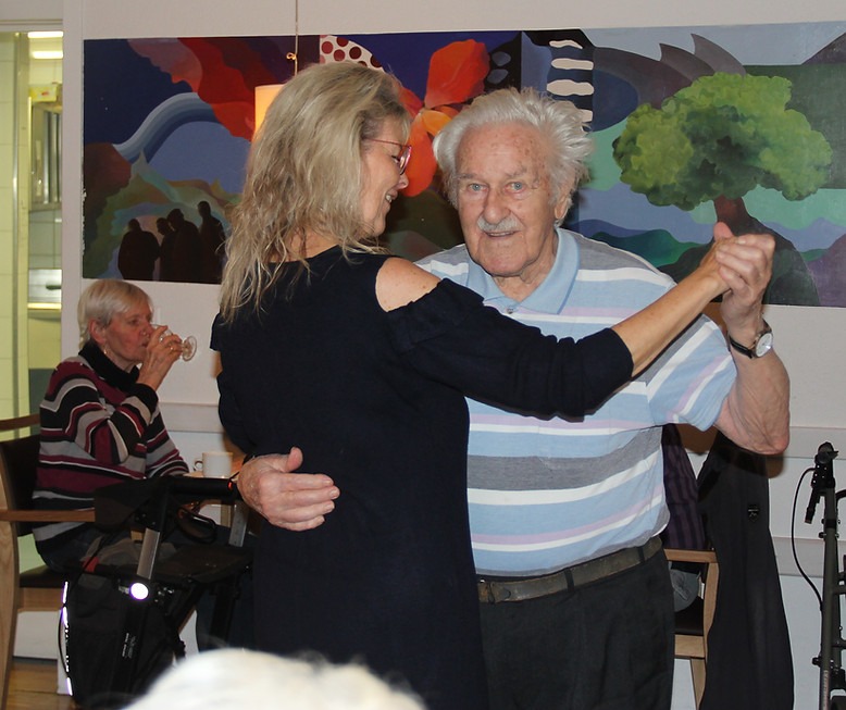 Senior tanzt mit einer Frau.