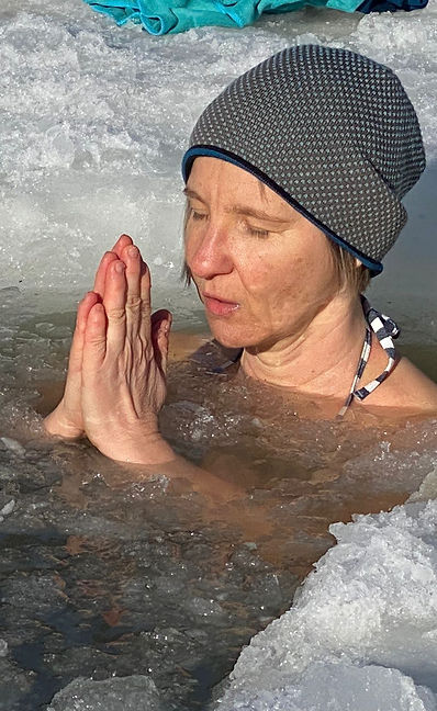 Eisbaden im Bergsee