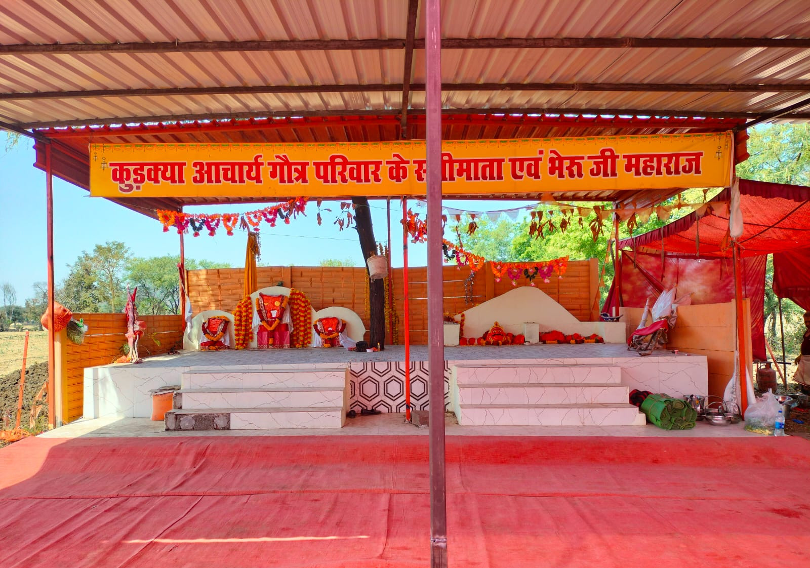 वाइड-एंगल दृश्य में सती माता भैरव जी पीठ पर परिवारजन एकत्र दिखाई देते हैं।