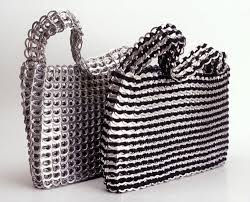 cartera con latas