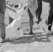 Personas con compromiso social en una playa