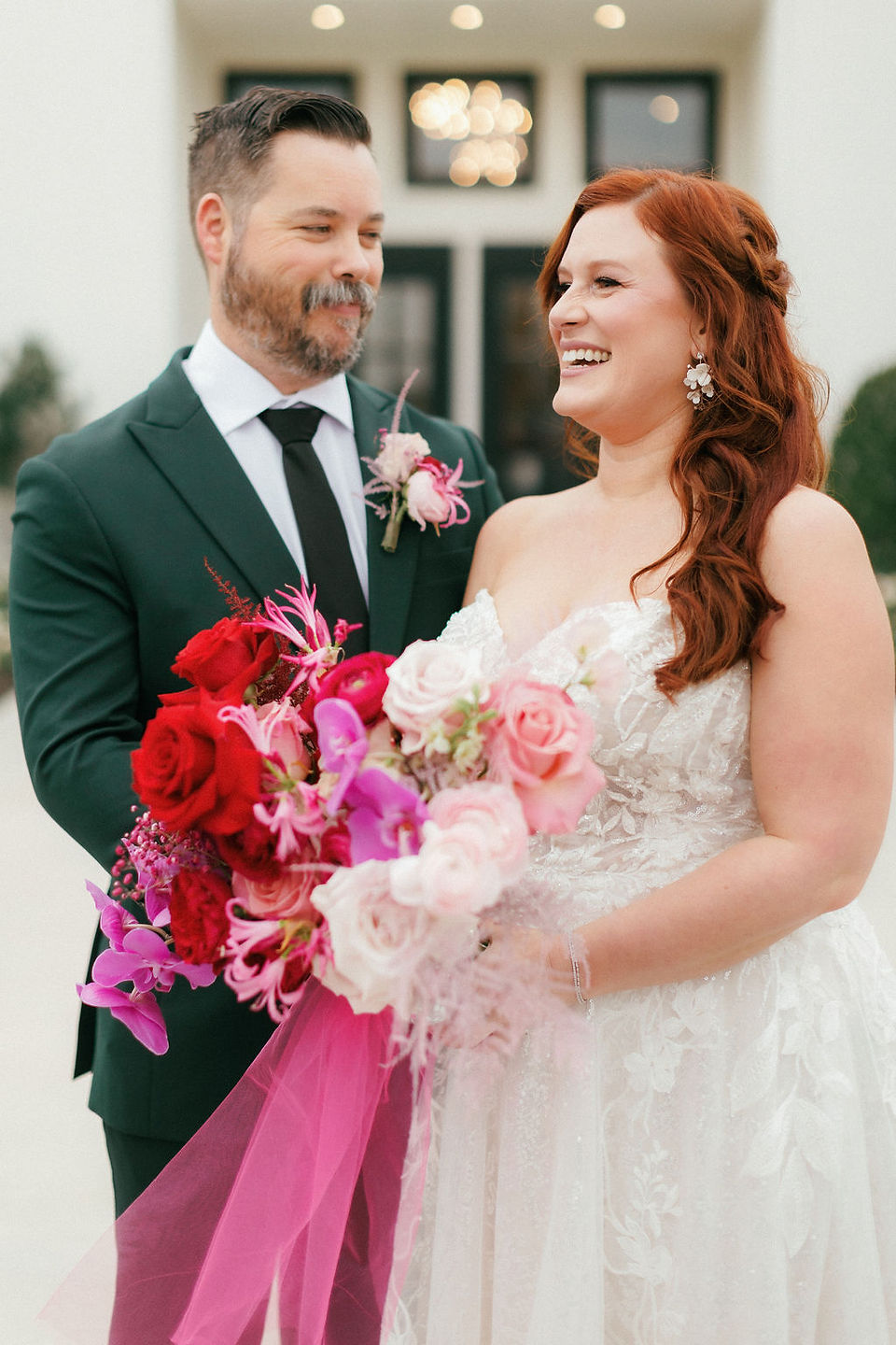bride and groom, pink bridal bouquet