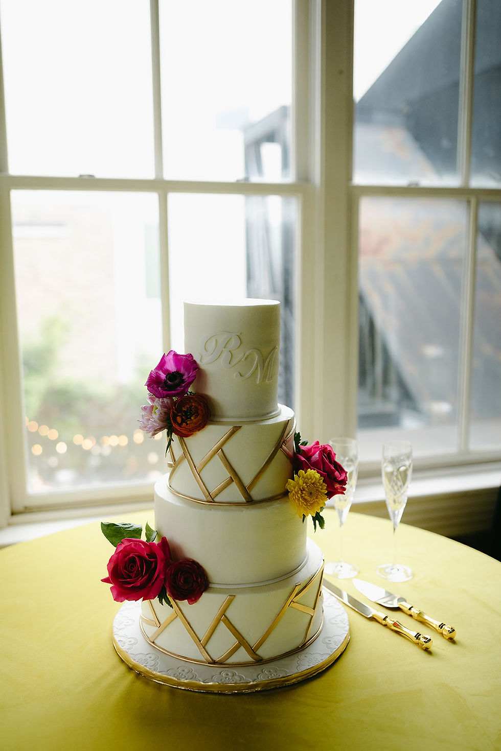 Geo cake with yellow linen