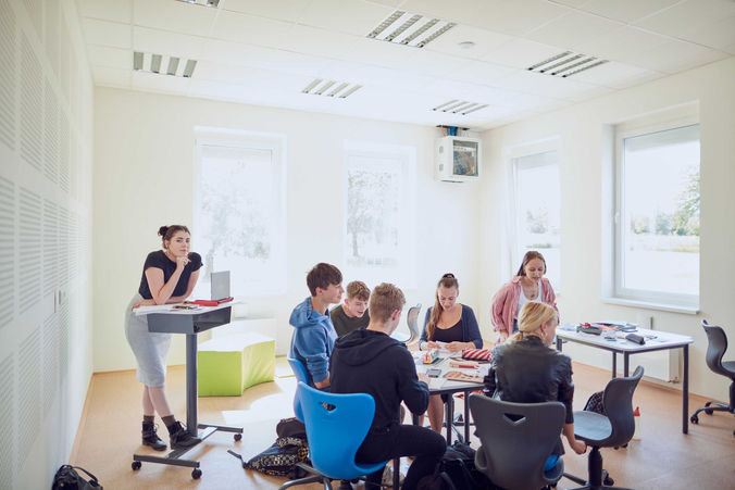 Učitelka angličtiny se studenty ve třídě.