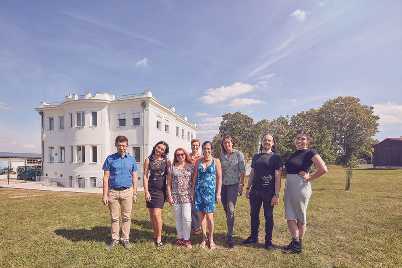 Učitelé před budovou školy.