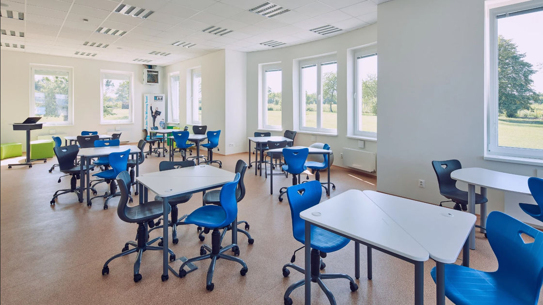 Židle a stolečky v aule.