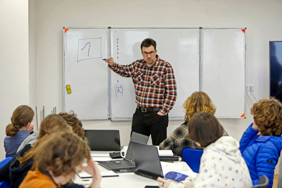 Učitel matematiky během hodiny před tabulí.