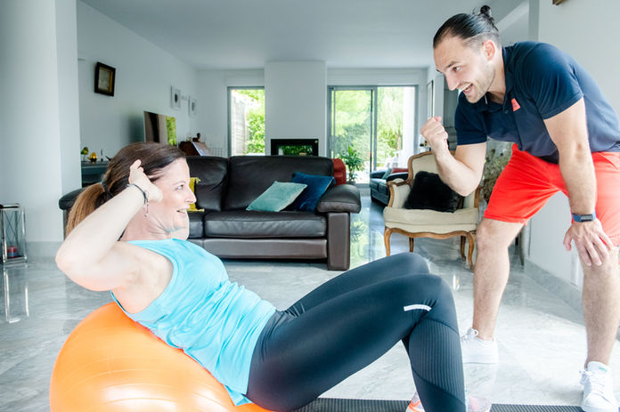 Séance abdos femme avec ballons à domicile avec Romain Garnier coach sportif