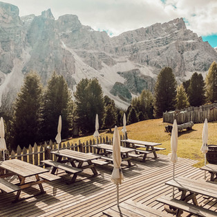 Blick auf die Terrasse der Hütte