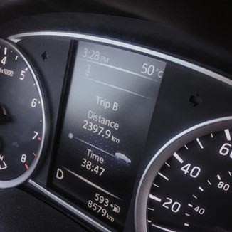 Display im Auto, das 50 Grad Außentemperatur zeigt