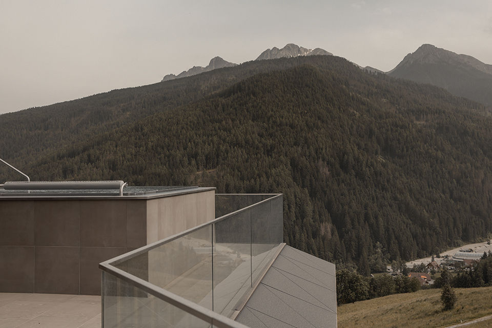 Blick auf den Whirlpool auf der oberen Etage mit Blick auf die Berge