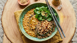 Dahl aux poireaux, sarrasin aux noisettes et salade