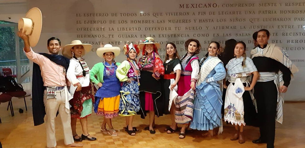 Muestra de trajes peruanos en el Museo del Caracol, Ciudad de México.