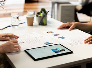 gerente-de-recursos-humanos-que-utiliza-un-dispositivo-para-evaluar-si-las-cualificaciones