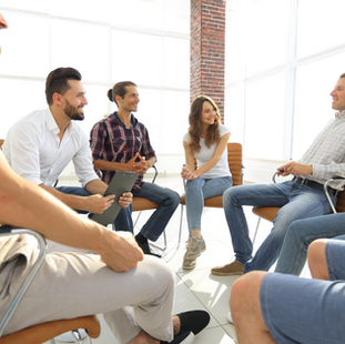 Profesionales participando en una dinámica de Assessment Center para evaluar competencias laborales, liderazgo y toma de decisiones.