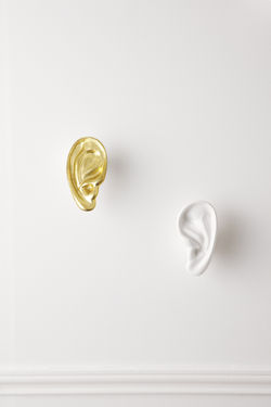 "Les Silence est d'or" - Oreille votive dorée à la feuille