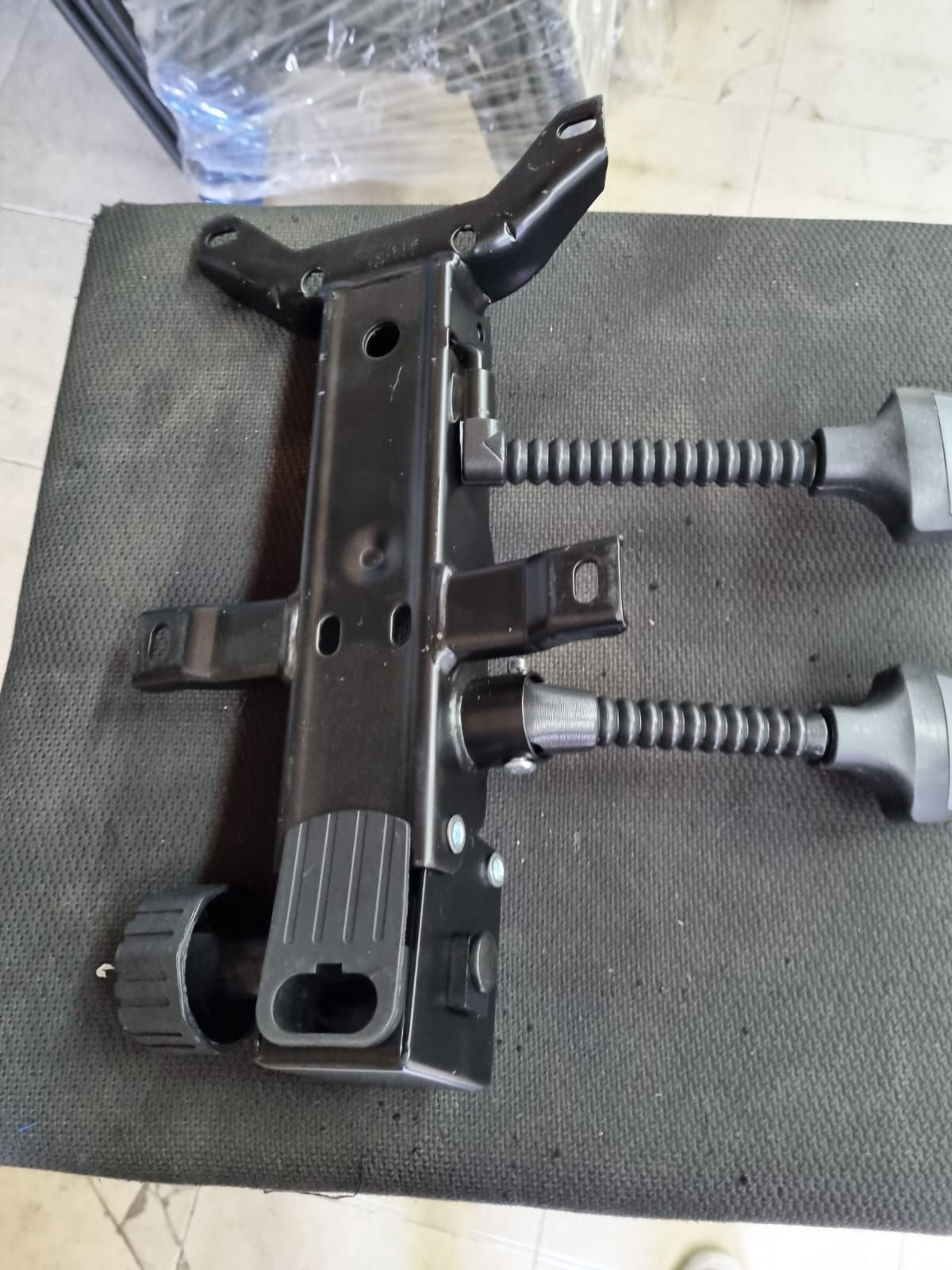 מנגנון נדנוד עבור כיסאות מנהלים