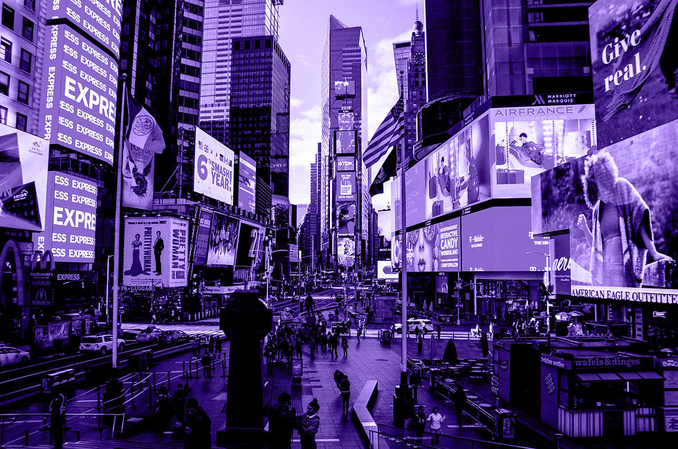 Equipe da Mekitu reunida em estúdio planejando um lançamento de marca com telas e materiais de campanha sobre a mesa.