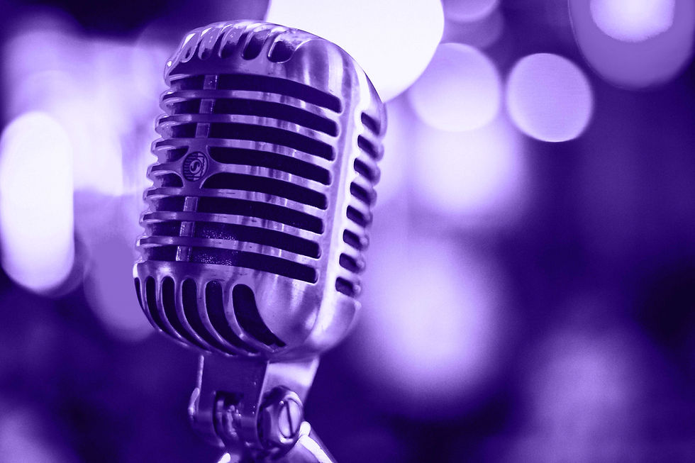 Produtor de som da Mekitu ajustando microfones e equipamentos de áudio em estúdio durante gravação de jingle.