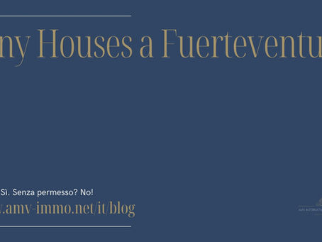 Immagine con sfondo blu scuro e il testo “Tiny Houses a Fuerteventura – Mobili? Sì. Senza permesso? No!”, accompagnata dal logo AMV INTERNATIONAL REALTY SL, che introduce la normativa sulle tiny house nelle Canarie.