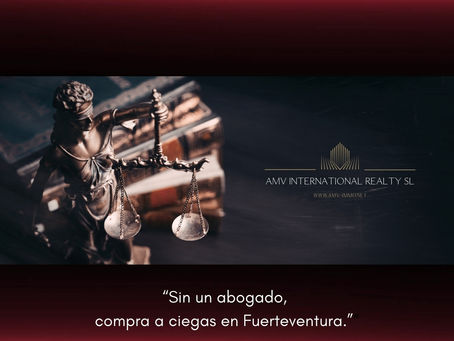 Estatua de la Justicia frente a libros jurídicos, con el logotipo de AMV International Realty SL y una cita sobre comprar sin abogado en Fuerteventura