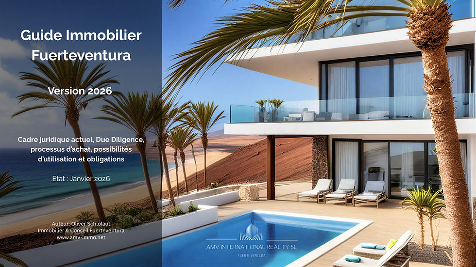 Propriété de luxe en bord de mer à Fuerteventura avec piscine, palmiers et vue sur l’océan ; superposition textuelle présentant la couverture du Guide Immobilier Fuerteventura 2026 publié par AMV INTERNATIONAL REALTY.
