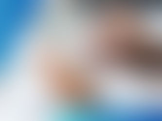 Person arbeitet mit Taschenrechner und Finanzdiagrammen – Thema Steuern und Finanzierung Fuerteventura 2026 von Oliver Schlolaut