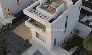 Villa indipendente (3 piani) nella nuova Urbanizzazione Panorama Tres Islas, Corralejo  
NUOVA COSTRUZIONE

Godetevi viste sul mare e sulle isole di Lobos e Lanzarote. Situata in una delle zone migliori di Fuerteventura, è il luogo perfetto per pace, privacy e relax. Nelle vicinanze trovate le dune di Corralejo (Parco Naturale) e i sentieri attorno al Calderón Hondo.

Costruita con materiali moderni di alta qualità, la villa offre planimetrie flessibili per 3–5 camere da letto e fino a 4 bagni (diversi en suite).

Punti salienti  
- Solarium sul tetto con vista mare  
- Seminterrato versatile (ufficio o spazio abitativo extra) con accesso a terrazza inferiore  
- Piscina privata e ampie aree esterne/giardino  
- Parcheggio privato sul terreno  

Personalizzate ogni dettaglio con il nostro servizio di Interior & Exterior Design – interno, esterno, piscina e giardino.

**Opzioni**  
- Impianto fotovoltaico  
- Piscina riscaldata  
- Serbatoio 10 000 l  
- Climatizzazione con funzione riscaldamento  
- Riscaldamento a pavimento e pompa di calore  
- Sistema domotico e cablaggio Cat7  
- Illuminazione indiretta del giardino  
- Allarme  
- Cucina di lusso e mobili di design  
- Piscina con cascata e jacuzzi  
- Giardino “giungla tropicale”, e altro  

### Superfici Villa #1  
| Voce                          | Superficie (m²) |
|--------------------------------|----------------:|
| Lotto                                  |          259.10 |
| Superficie edificata     |          154.16 |
| Piano terra                        |           44.76 |
| Piano primo                     |           48.90 |
| Piano interrato                |           51.80 |
| Solarium & atrio              |           35.02 |
| Terrazza                              |           49.33 |
| Piscina                                 |           19.60 |

La **tutela del vostro investimento** è la nostra priorità. Collaboriamo con un avvocato specializzato, un notaio stimato e una rinomata consulente fiscale a Fuerteventura. Assistiamo via videoconferenza per NIE, apertura conto spagnolo, visite virtuali e licenza di locazione turistica (VV).

Da notare:  
- Exposé PDF dettagliato su richiesta  
- Dati forniti dal costruttore; responsabilità esclusa  
- Planimetrie e specifiche incluse nel contratto di compravendita  

**Posizione & servizi**  
- Zona tranquilla vicino a Monte Bayuyo  
- Dune di Corralejo a 5 min, aeroporto a 25 min  
- Traghetto giornaliero per Lanzarote  
- Centro sanitario, medici, dentisti, farmacie sul posto  
- Ricca offerta sportiva, ricreativa e ristorativa  

**Descrizione Villa #1**  
- 3 piani + solarium  
- 145 m² abitativi  
- 3–5 camere (più bagni en suite)  
- 2,5–4 bagni  
- Terrazze, cortili interni e giardino  
- Piscina privata  
- Parcheggio interno  
- Non arredata, senza cucina (configurazione finale a richiesta)  
- Licenza VV possibile; attestato energetico in corso  

**Su Corralejo**  
Corralejo è una vivace località costiera nel nord di Fuerteventura che unisce vivacità turistica e tranquillità balneare. 

Da villaggio di pescatori a meta per kitesurf, surf e yoga sulla spiaggia, offre anche golf nelle vicinanze, locali e negozi vivaci. Le Grandes Playas e il Parco Naturale delle Dune sono a breve distanza in auto. Corralejo fonde natura, cultura e servizi per uno stile di vita insulare indimenticabile.

Offerte sportive e ricreative Corralejo è un paradiso per gli appassionati di sport acquatici. Che si tratti di windsurf, kitesurf o stand-up paddle – le condizioni sono perfette. Per chi preferisce un ritmo più tranquillo, yoga in spiaggia o una partita di golf nelle vicinanze offrono piacevole alternative. Innumerevoli bar, ristoranti e negozi garantiscono divertimento e delizie culinarie.

Spiagge 
Le spiagge di Corralejo sono celebri ben oltre l’isola. Da calette appartate a lunghi arenili vivaci attrezzati per sport d’acqua, ce n’è per tutti i gusti:

Playa Grande: ampia spiaggia sabbiosa, perfetta per famiglie e amanti del sole.

Flag Beach: punto di riferimento per kite e windsurf, noto per i suoi venti costanti.

Playa Las Clavellinas: spiaggia riparata vicino al porto, ideale per una giornata di relax sul mare.

Playa Corralejo Viejo: incantevole spiaggia con vista sull’isola di Lobos, adatta a nuoto e snorkeling.

Conclusione 
Corralejo è il luogo ideale per chi cerca uno stile di vita vivace ma rilassato. Con la sua miscela di bellezze naturali, attrazioni culturali e attività sportive, offre un contesto affascinante sia per i proprietari sia per i vacanzieri. Scoprite Corralejo – dove la vita pulsa e l’anima riposa.