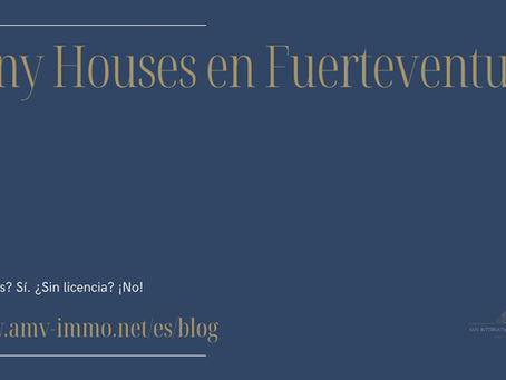 Gráfico sobre tiny houses en Fuerteventura con el título “Tiny Houses en Fuerteventura – ¿Móviles? Sí. ¿Sin licencia? No!” y la marca AMV INTERNATIONAL REALTY SL sobre un fondo azul oscuro.