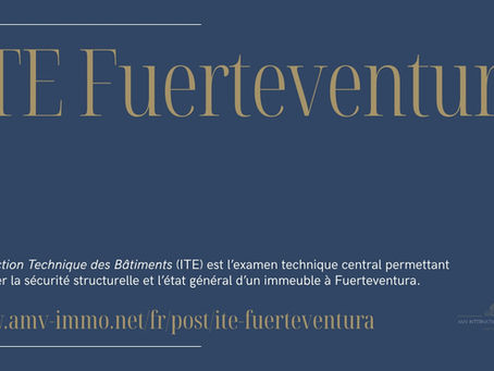 Graphique SEO “ITE Fuerteventura” sur fond bleu foncé avec typographie dorée. Le texte explique que l’Inspection Technique des Bâtiments (ITE) est l’examen technique central permettant d’évaluer la sécurité structurelle et l’état général d’un immeuble à Fuerteventura. En bas figure l’URL www.amv‑immo.net/fr/post/ite‑fuerteventura et le logo AMV INTERNATIONAL REALTY SL Fuerteventura.