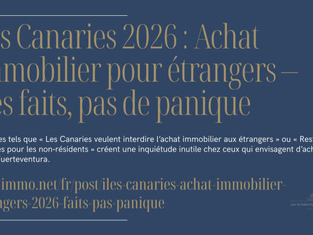 Visuel informatif à fond bleu foncé avec typographie dorée et blanche présentant le titre « Îles Canaries 2026 : Achat immobilier pour étrangers – Des faits, pas de panique ». Le sous‑texte explique que les titres alarmistes sur une prétendue interdiction d’achat immobilier aux étrangers créent une inquiétude inutile chez les acheteurs intéressés par Fuerteventura. En bas figurent l’URL amv‑immo.net/fr/post/iles‑canaries‑achat‑immobilier‑etrangers‑2026‑faits‑pas‑panique et le logo AMV International Realty SL Fuerteventura.
