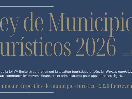 Graphique de titre Ley de Municipios Turísticos 2026 Fuerteventura – AMV International Realty. Fond bleu foncé avec typographie dorée élégante, sous‑titre en français sur la réforme municipale et lien amv‑immo.net en bas.