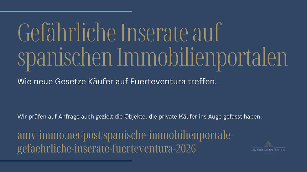 Grafik mit dunkelblauem Hintergrund und gold‑weißer Schrift. In der Mitte steht der Titel „Gefährliche Inserate auf spanischen Immobilienportalen“ in großer goldener Serifenschrift. Darunter folgt in Weiß der Untertitel „Wie neue Gesetze Käufer auf Fuerteventura treffen.“ Weiter unten steht der Satz „Wir prüfen auf Anfrage auch gezielt die Objekte, die private Käufer ins Auge gefasst haben.“ in kleiner weißer Schrift. Am unteren Rand ist die URL amv‑immo.net/post/spanische‑immobilienportale‑gefaehrliche‑inserate‑fuerteventura‑2026 in goldener Schrift angegeben. Rechts unten befindet sich das Logo von AMV International Realty SL Fuerteventura.