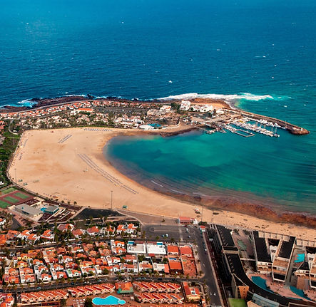 Caleta de Fuste mit Hafen und Strand in der Gemeinde Antigua.