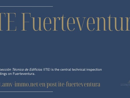 SEO graphic “ITE Fuerteventura” with a dark blue background and gold lettering. The text describes the Inspección Técnica de Edificios (ITE) as the central technical inspection for buildings on Fuerteventura. At the bottom, the URL www.amv‑immo.net/en/post/ite‑fuerteventura and the logo AMV INTERNATIONAL REALTY SL Fuerteventura are displayed.