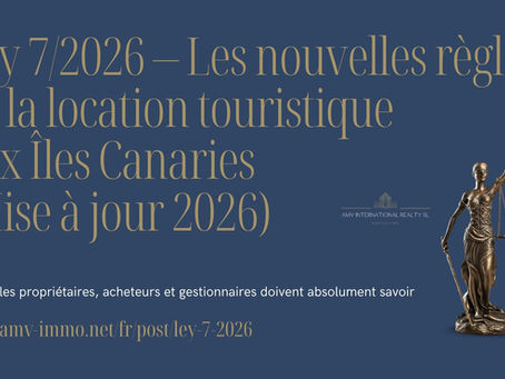 Graphique de titre sur fond bleu foncé avec texte doré. À droite, la statue en bronze de la Déesse de la Justice tenant une épée et une balance, symbole du droit et de l’équité. Texte : « Ley 7/2026 – Les nouvelles règles de la location touristique aux Îles Canaries (Mise à jour 2026) » et « Ce que les propriétaires, acheteurs et gestionnaires doivent absolument savoir ». Inclut le logo AMV International Realty SL Fuerteventura et le lien « www.amv‑immo.net/fr/post/ley‑7‑2026 ». L’image sert de visuel principal SEO pour l’article expliquant la nouvelle loi sur la location touristique aux Canaries.